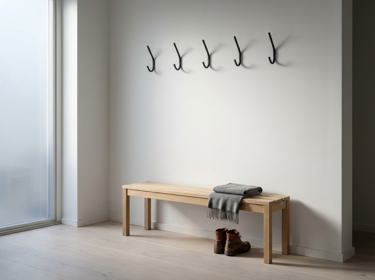 Кованые крючки для прихожей — минималистичный изгиб прута, без декора